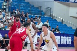 这可是NBA落选新秀，打这个级别的比赛是不是大杀四方