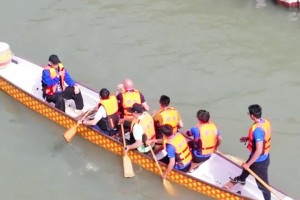 跨界互动！海港主帅穆斯卡特体验普陀龙舟赛